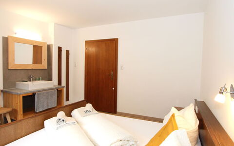 Sonnblick: Interior Design, Mobilia, Pavimentazione, Parete, Pavimento, Legna, Letto, Camera Da Letto, Soffitto, Camera