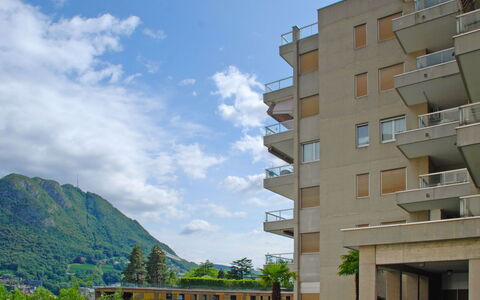 Apt. Lugano Majestic Panorama: Zona Residenziale, Cielo, Architettura, Proprietà, Giorno, Costruzione, Appartamento, Quartiere, Condominio, Cittadina