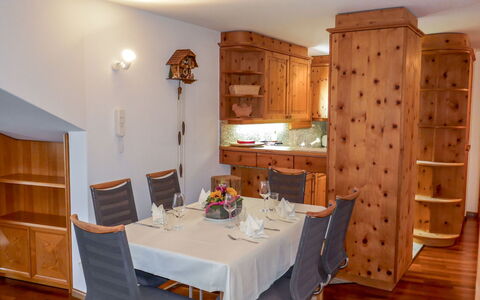 Chesa Polaschin e - E21 - Sils: Camera, Mobilia, Proprietà, Sala Da Pranzo, Costruzione, Interior Design, Pavimento, Soffitto, Parete, Casa