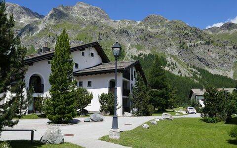 Chesa Polaschin e - E21 - Sils: Pianta, Montagna, Cielo, Costruzione, Proprietà, Finestra, Albero, Paesaggio Naturale, Highland, Casa