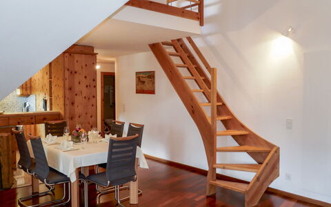 Chesa Polaschin e - E21 - Sils: Le Scale, Proprietà, Camera, Interior Design, Latifoglie, Casa, Costruzione, Casa, Pavimento In Legno, Corrimano