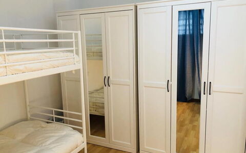 Bellevue: Camera, Mobilia, Proprietà, Letto, Credenza, Camera Da Letto, Armadio, Porta, Ostello, Costruzione