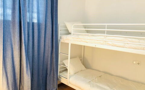 Bellevue: Tenda, Camera, Prodotto, Proprietà, Mobilia, Letto, Interior Design, Finestra Trattamento, Tessile, Pavimento