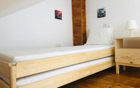 Bellevue: Mobilia, Letto, Telaio Del Letto, Camera, Camera Da Letto, Materasso, Pavimento, Legna, Cassetto, Latifoglie
