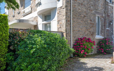 L'Abeille D'Or: Pianta, Finestra, Proprietà, Costruzione, Fiore, Erba, Manto Stradale, Arbusto, Zona Residenziale, Groundcover