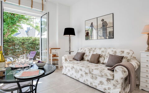 L'Abeille D'Or: Mobilia, Proprietà, Divano, Cornice, Tavolo, Interior Design, Legna, Comfort, Pavimento, Soggiorno