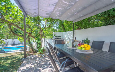 Ivona: Proprietà, Immobiliare, Casa, Costruzione, Backyard, Camera, Casa, Architettura, Mobilia, Tavolo