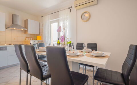Ivona: Camera, Sala Da Pranzo, Mobilia, Proprietà, Interior Design, Tavolo, Costruzione, Giallo, Immobiliare, Pavimento