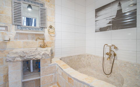 Lea Lana: Rubinetto, Idraulico Fixture, Proprietà, Vasca Da Bagno, Bagno, Illuminazione, Pavimentazione, Interior Design, Pavimento, Legna