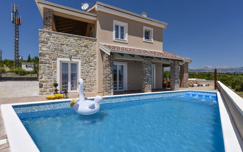 Imperia: Acqua, Cielo, Pianta, Costruzione, Proprietà, Giorno, Piscina, Finestra, Azzurro, Shade