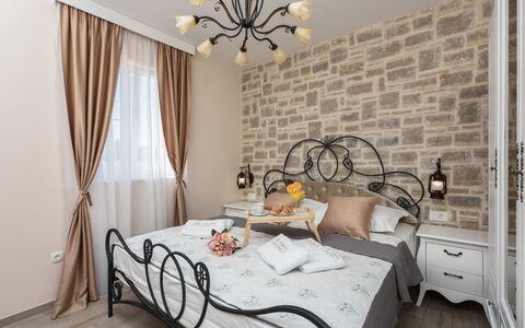 Imperia: Camera Da Letto, Camera, Letto, Mobilia, Proprietà, Telaio Del Letto, Interior Design, Parete, Lenzuolo, Bedding