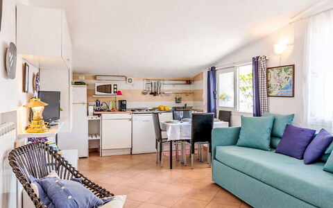 Villetta Laura: Mobilia, Interior Design, Pavimentazione, Divano, Pavimento, Sedia, Soggiorno, Casa, Appartamento
