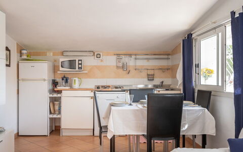 Villetta Laura: Proprietà, Camera, Mobilia, Costruzione, Cucina, Casa, Interior Design, Pavimento, Giallo, Immobiliare