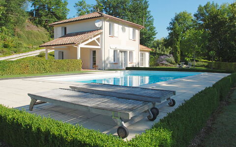 Lapeyriere: Costruzione, Cielo, Pianta, Finestra, Albero, Piscina, Casa, Shade, Lotto, Erba