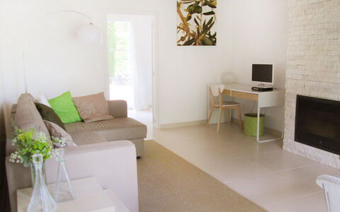 Lapeyriere: Camera, Mobilia, Interior Design, Bianca, Proprietà, Soggiorno, Pavimento, Parete, Tavolo, Costruzione