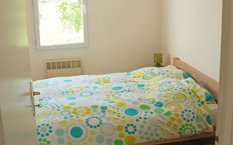 Lapeyriere: Camera Da Letto, Letto, Lenzuolo, Camera, Proprietà, Bedding, Mobilia, Telaio Del Letto, Pavimento, Prodotto