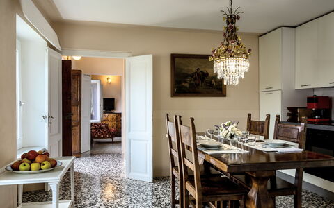 Rachele: Camera, Soffitto, Interior Design, Mobilia, Proprietà, Costruzione, Sala Da Pranzo, Pavimento, Tavolo, Illuminazione