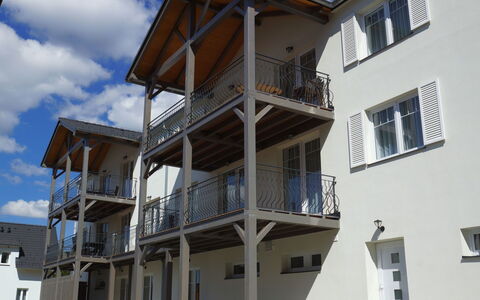 Frymburk 10: Zona Residenziale, Facciata, Casa, Appartamento, Balcone, Urban Design, Porta, Calcestruzzo, Portico, Shade
