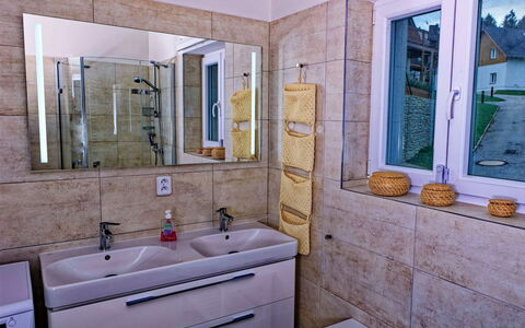 Lakeside Village 3: Specchio, Mobiletto Del Bagno, Rubinetto, Idraulico Fixture, Proprietà, Lavello, Cabinetry, Lavandino Del Bagno, Viola, Bagno