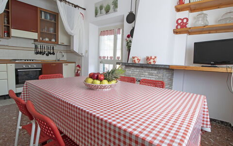 Sandra: Tovaglia, Camera, Proprietà, Rosso, Mobilia, Interior Design, Tavolo, Sala Da Pranzo, Pavimento, Costruzione