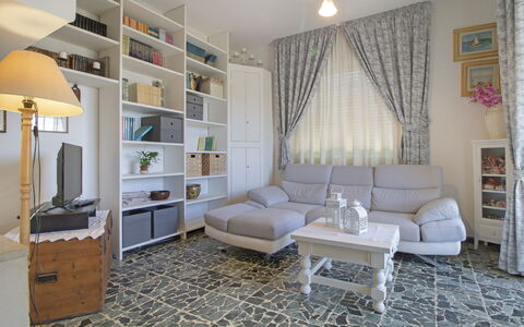 Sandra: Camera, Mobilia, Proprietà, Interior Design, Soggiorno, Costruzione, Pavimento, Casa, Parete, Immobiliare