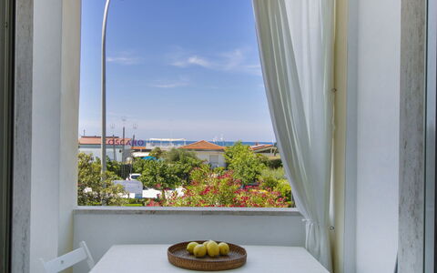 Sandra: Camera, Proprietà, Giallo, Interior Design, Finestra, Immobiliare, Casa, Balcone, Finestra Trattamento, Costruzione