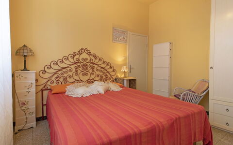 Sandra: Camera Da Letto, Letto, Mobilia, Camera, Proprietà, Lenzuolo, Bedding, Telaio Del Letto, Pavimento, Parete