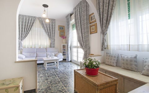 Sandra: Camera, Bianca, Proprietà, Interior Design, Tenda, Mobilia, Costruzione, Finestra Trattamento, Architettura, Immobiliare