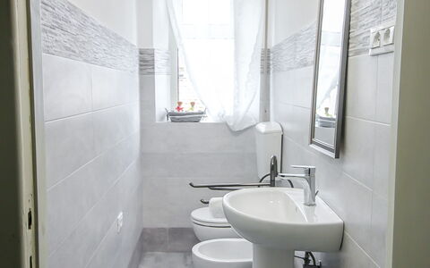 Sandra: Specchio, Rubinetto, Idraulico Fixture, Lavello, Lavandino Del Bagno, Proprietà, Finestra, Bagno, Viola, Costruzione