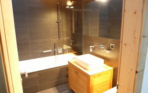 Crans-Montana 643: Rubinetto, Lavello, Lavandino Del Bagno, Idraulico Fixture, Bagno, Specchio, Costruzione, Mobiletto Del Bagno, Legna
