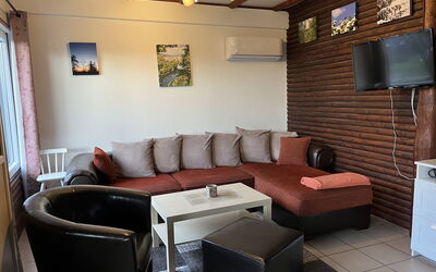 Eule 200.6: Mobilia, Divano, Tavolo, Legna, Interior Design, Tenda, Architettura, Divano Letto, Soggiorno, Pavimento