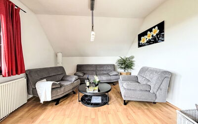 Grandpa 200.31: Mobilia, Interior Design, Divano, Pavimentazione, Pavimento, Legna, Soggiorno, Camera, Illuminazione, Casa