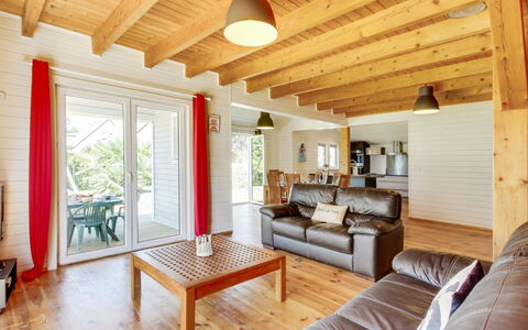 Pen-Guen: Mobilia, Tavolo, Proprietà, Divano, Legna, Comfort, Interior Design, Shade, Architettura, Pavimento