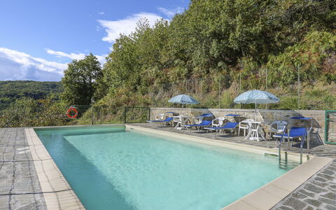Castelnuovo di Garfagnana 648: Acqua, Cielo, Proprietà, Nube, Piscina, Ombrello, Azzurro, Pianta, Mobili Da Esterno, Corpo D'Acqua