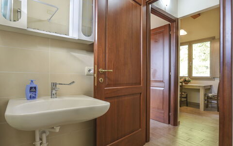 Castelnuovo di Garfagnana 648: Bagno, Proprietà, Camera, Costruzione, Architettura, Interior Design, Pavimento, Immobiliare, Parete, Idraulico Fixture