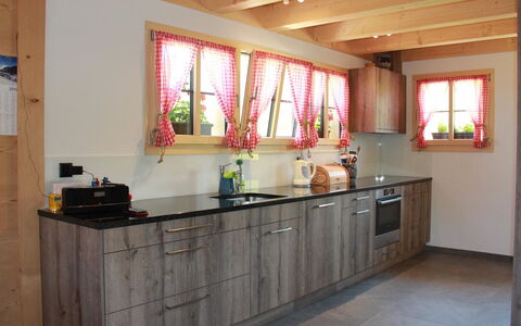 Alphaus Hasler: Controsoffitto, Cabinetry, Proprietà, Finestra, Cucina, Costruzione, Legna, Interior Design, Rubinetto, Casa