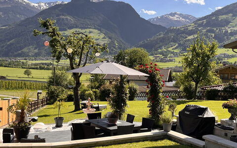 Rosalie: Giardino, Catena Montuosa, Vaso Di Fiori, Prato, Shade, Sedia, Valle, Landscaping, Cortile