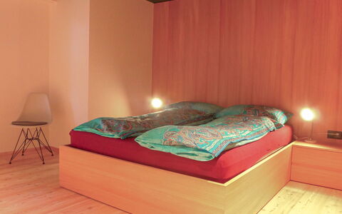 Armina: Legna, Camera Da Letto, Interior Design, Pavimentazione, Pavimento, Arancia, Rosa, Letto, Marrone, Lenzuolo