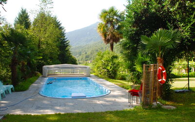 Castro 150: Piscina, Proprietà, Erba, Backyard, Albero, Casa, Cortile, Immobiliare, Tempo Libero, Estate