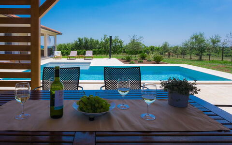 Eugen: Proprietà, Piscina, Cielo, Deck, Casa, Architettura, Casa, Immobiliare, Costruzione, Vacanza