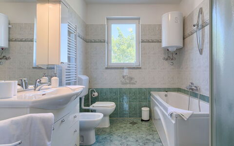 Eugen: Specchio, Rubinetto, Idraulico Fixture, Lavello, Lavandino Del Bagno, Azzurro, Bagno, Viola, Interior Design
