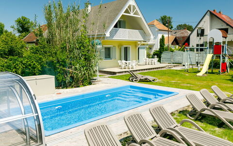 Sapphire: Cielo, Pianta, Costruzione, Azzurro, Finestra, Casa, Piscina, Mobili Da Esterno, Lotto, Albero