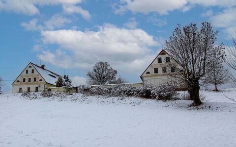 Statek Martínkovice: Nube, Cielo, Costruzione, Neve, Finestra, Pianta, Paesaggio Naturale, Casa, Albero, Congelamento