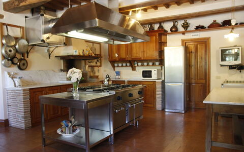 Villa Venanzo: Controsoffitto, Camera, Proprietà, Mobilia, Cucina, Costruzione, Cabinetry, Interior Design, Pavimento, Casa