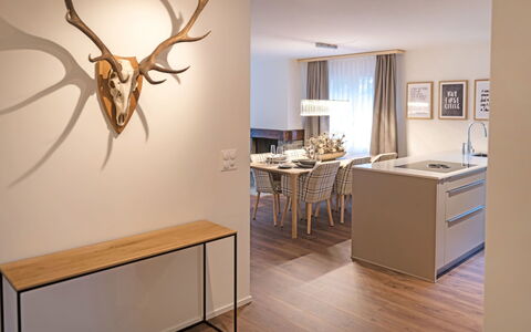 Monazit: Camera, Pavimento, Antler, Interior Design, Proprietà, Corno, Illuminazione, Mobilia, Parete, Pavimentazione