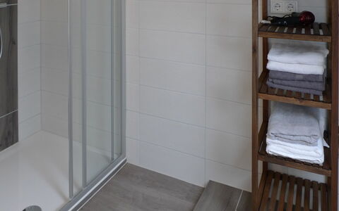 Alina: Proprietà, Camera, Piastrella, Pavimento, Bagno, Casa, Architettura, Immobiliare, Mobilia, Bagno Accessorio