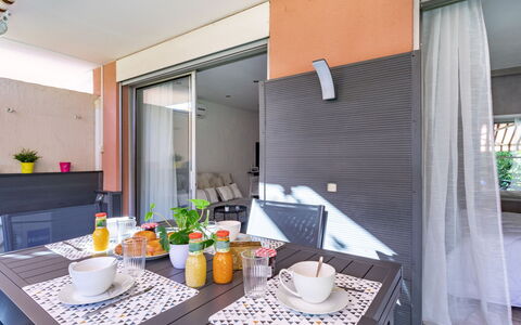 Le Marbeau: Tavolo, Proprietà, Tavola, Mobilia, Costruzione, Interior Design, Finestra, Illuminazione, Arancia, Legna