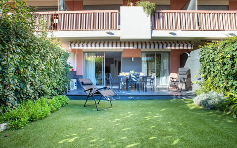 Le Marbeau: Pianta, Proprietà, Costruzione, Sedia, Portico, Mobili Da Esterno, Finestra, Tempo Libero, Erba, Shade