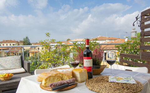 La Rondine (Luu280): Cibo, Tavolo, Nube, Cielo, Proprietà, Pianta, Tavola, Bottiglia, Fiore, Finestra