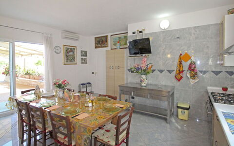 La Rosa: Proprietà, Camera, Costruzione, Giallo, Casa, Mobilia, Immobiliare, Pavimento, Interior Design, Tavolo